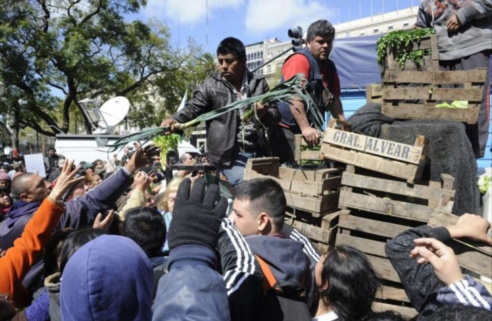 Pequeños productores vendieron verdura en Plaza de Mayo "a precio de chacra"