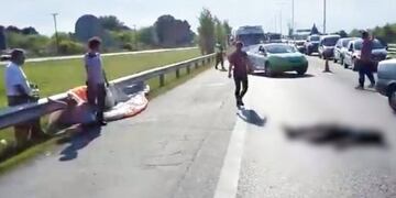 Parapentista embestido en la Autopista del Oeste (Minuto Uno)