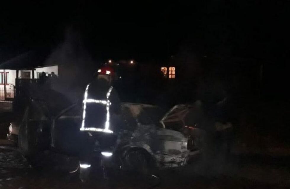 Investigan las causas de un incendio que afectó un auto