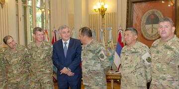 Los efectivos militares argentinos y bolivianos, con el gobernador Morales\u002E