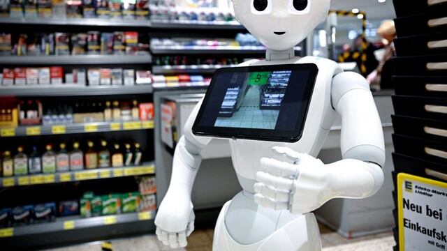 Lindlar (Germany), 31/03/2020\u002E- A humanoid robot named 'Pepper' interacts with shoppers at a supermarket belonging to the Edeka chain, in Lindlar, western Germany, 31 March 2020\u002E Pepper, who was actually developed as a robotic nurse, helps customers keep a safe distance between each other in order to minimize transmission of the SARS-CoV-2 coronavirus that causes the pandemic COVID-19 disease\u002E According to the German federal disease control agency, the Robert Koch Institute, the number of COVID-19 cases in Germany has exceeded the 67,000 mark, while some 650 deaths have been recorded so far\u002E (Alemania) EFE/EPA/SASCHA STEINBACH