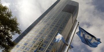 YPF prevé que no podrá pagar y reestructura deuda por mil millones de dólares\u002E (REUTERS)