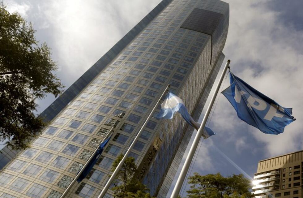 YPF prevé que no podrá pagar y reestructura deuda por mil millones de dólares