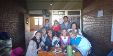 Maestras de una escuela le crearon un boletín a una perra que asiste todos los días a las clases