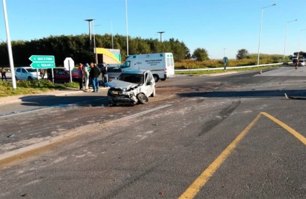 Chocaron dos autos, uno de ellos salió descontrolado y mató a una docente que estaba en la ruta