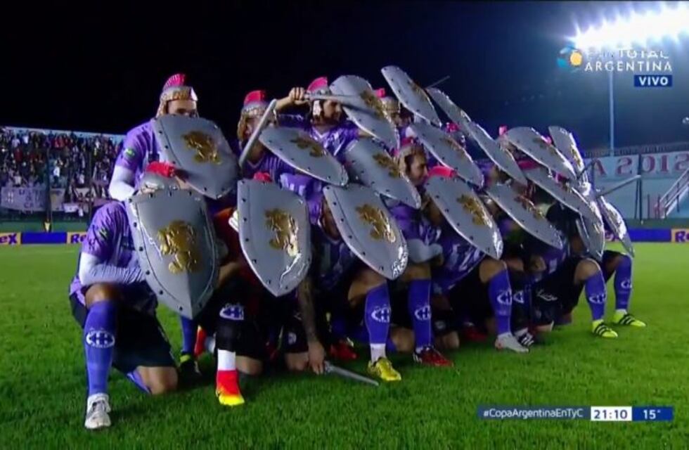 Los jugadores de Sacachispas entraron a la cancha disfrazados de gladiadores