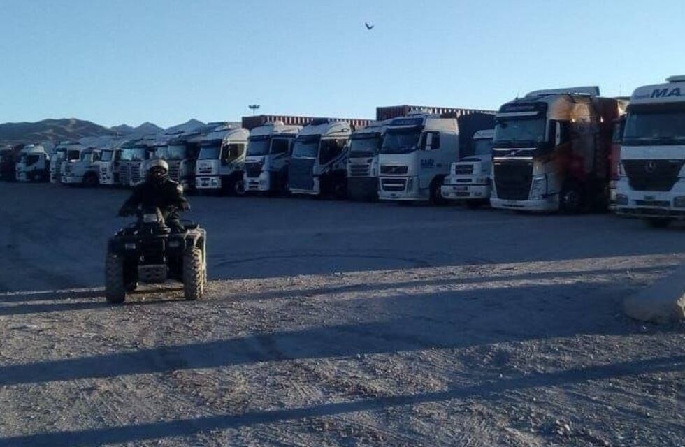 Polémica y pérdidas económicas de transportistas por el "embudo" en el control de Uspallata