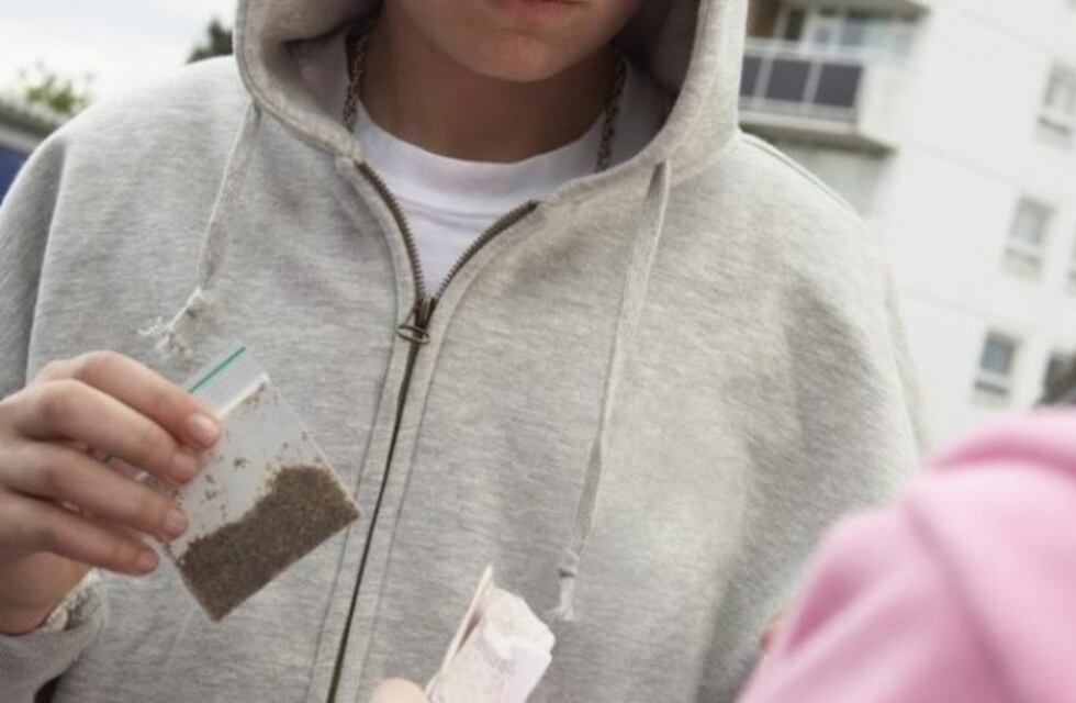 Un hombre denunció que le dan droga a su hija a la salida del colegio