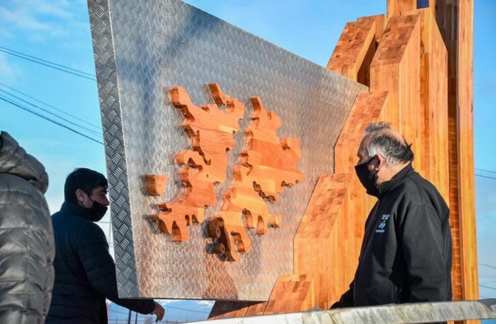 Veteranos de Guerra visitaron monumento de Malvinas en Tolhuin