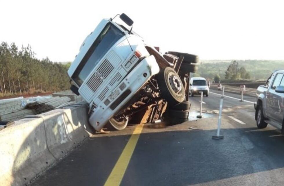 Candelaria: durante la madrugada volcó un camión con acoplado en la autovía