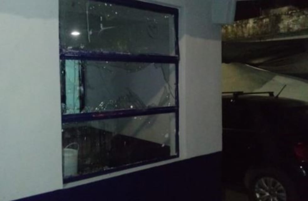 Feroz ataque a la comisaría de Los Pocitos