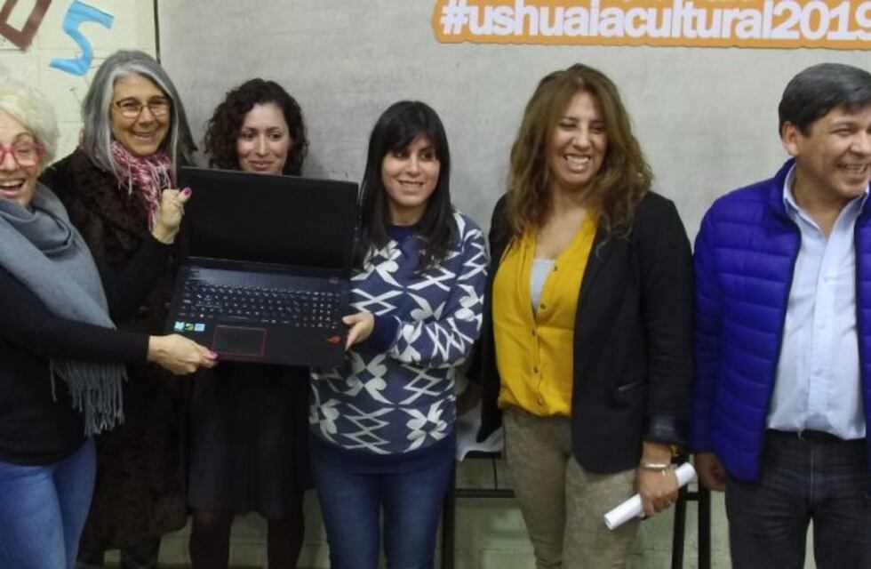 El Concejo Deliberante entregó un equipo informático al CENT 11