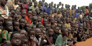 Mustafa Mugambo Mutone junto a todo el clan