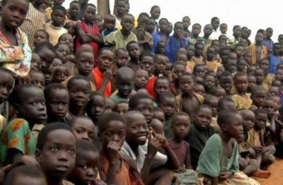 Tiene 65 años, 176 hijos, 90 nietos y 13 esposas