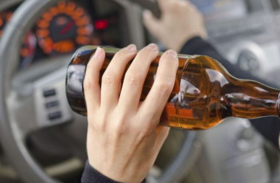 Conductor en estado de ebriedad chocó dos vehículos estacionados