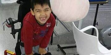 Le robaron la prótesis de su hijo, negoció con los ladrones y la recuperó