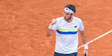 El argentino Leonardo Mayer festeja un punto durante el torneo de tenis de Hamburgo, Alemania, ante el alemán J\u002E-L\u002EStruff el 27/07/2017\u002E foto: Daniel Bockwoldt/dpa