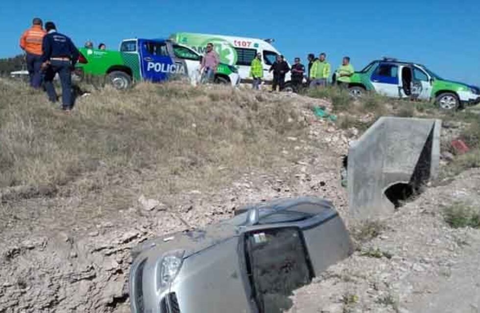 Una mujer terminó en una zanja luego de una mala maniobra