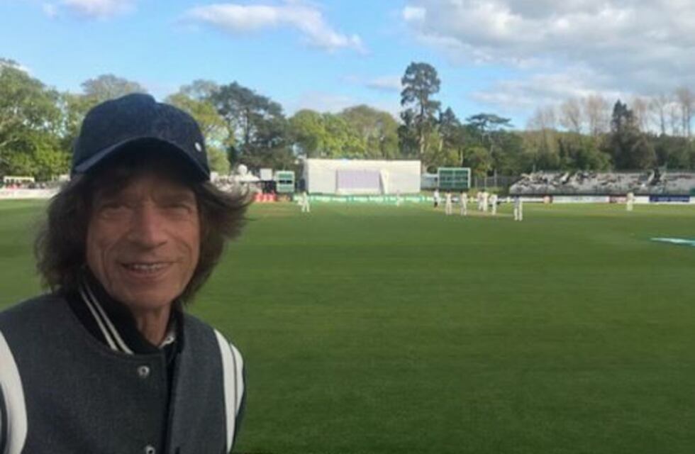 Mick Jagger mostró cómo evoluciona de su operación y salió a pasear