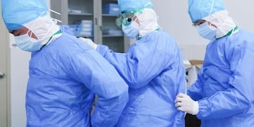 03/02/2020 Trabajadores médicos se ayudan mutuamente para ponerse trajes protectores contra el coronavirus en un vestuario en el Hospital Municipal de Zhangzhou en Zhangzhou, provincia de Fujian, sureste de China, el 2 de febrero de 2020\u002E POLITICA XIAO HEYONG / XINHUA