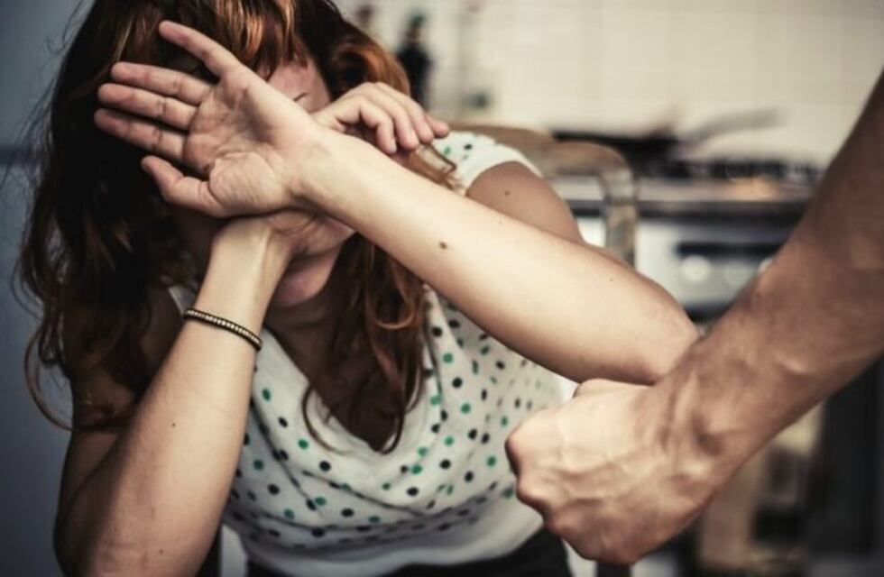 Golpeó a una mujer y después le disparó a unos jóvenes para evitar que lo lincharan