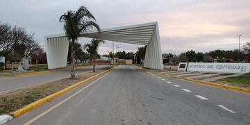 Acceso oeste a Marull, pórtico del centenario\u002E (Vía Ansenuza)