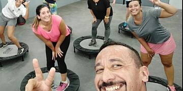 Juan Acosta trasladó a las redes sus clases de gym\u002E (Facebook)