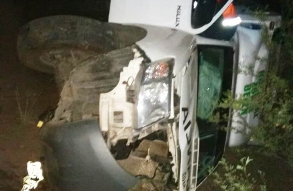 Una ambulancia que llevaba a un niño de urgencia volcó camino al hospital