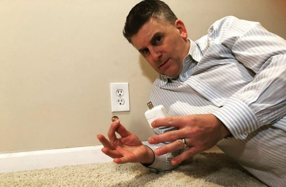 #OutletChallenge, el insólito reto viral que es furor en Tik Tok y pone en riesgo la vida de los más chicos