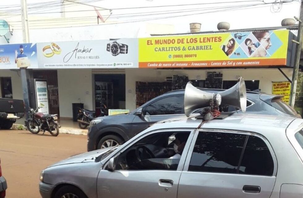 Funcionario paraguayo recorre su ciudad con un megáfono para pedir a la gente que se cuide