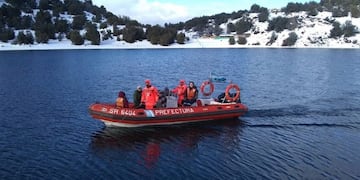 Operativo en bote sobre lago Aluminé para rescatar a un mujer de 67 años con problemas cardíacos\u002E Gentileza Prefectura\u002E