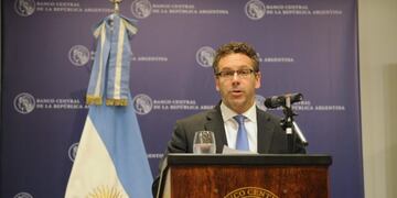 Guido Sandleris, presidente del Banco Central, durante la conferencia de prensa post triunfo de Alberto Fernández en las elecciones presidenciales\u002E (Clarín)