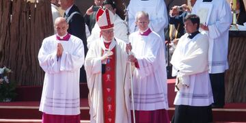 El papa Francisco (c) se despide al termino de una multitudinaria misa en Temuco (Chile) hoy, miércoles 17 de enero de 2018\u002E El papa Francisco se encuentra en Chile para realizar una visita de Estado de tres días durante la cual celebrará misas masivas en las ciudades de Santiago, Temuco e Iquique, antes de dirigirse a Perú el 18 de enero\u002E EFE/Elvis González