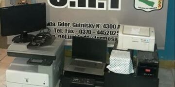 Dos hombres y una mujer fueron detenidos por falsificar permisos de circulación