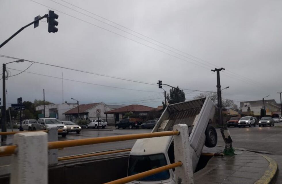 Cayó con la camioneta en el canal evacuador de la avenida Roca
