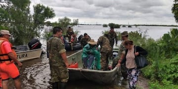 Prefectura realizando parte de la evacuación (Web)\u002E