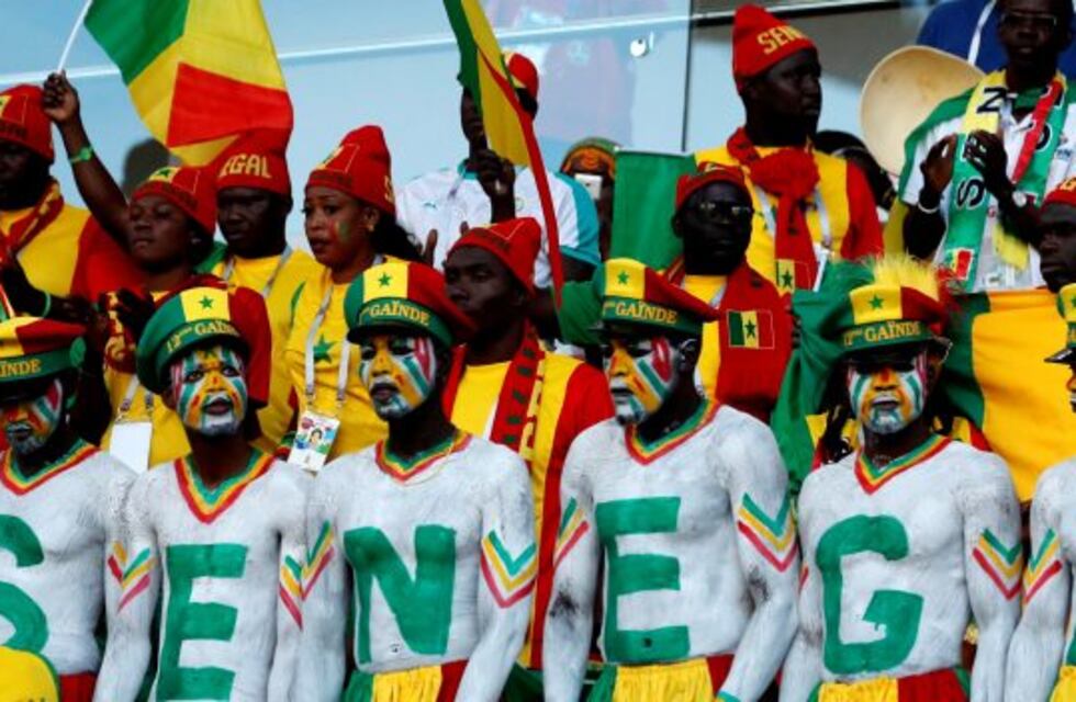 La alegría y el color de los hinchas senegaleses en el partido ante Japón