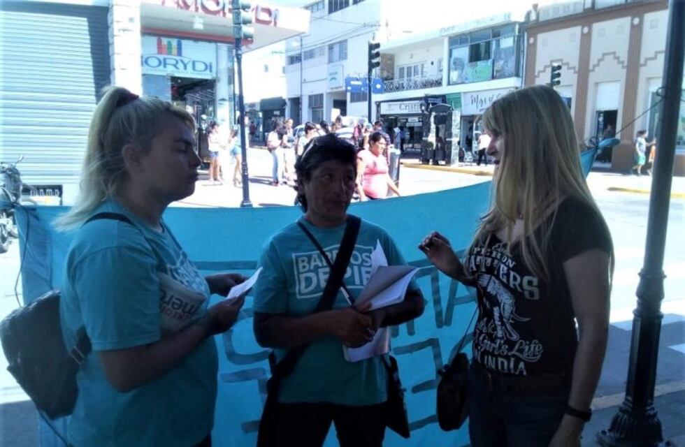 Juntaron firmas para defender la tarifa social en el servicio de luz