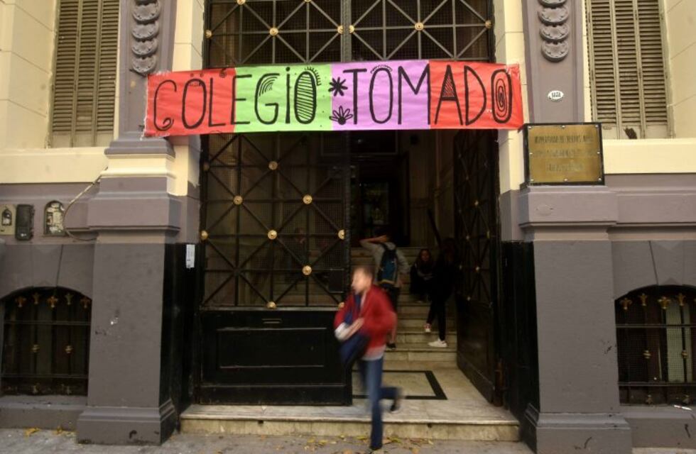 Estudiantes tomaron el colegio Carlos Pellegrini "por tiempo indeterminado"