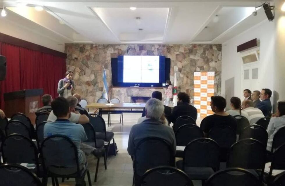 Carlos Paz: Se desarrolló una charla informativa sobre la calidad del agua del lago San Roque