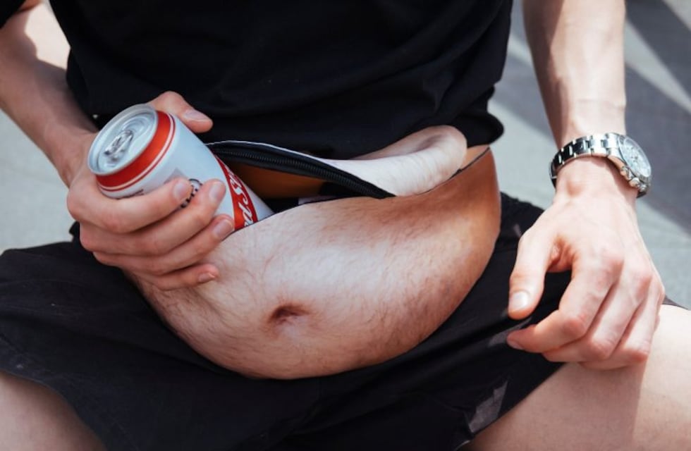 "Dadbag", la riñonera con forma de panza que promete hacer furor en la moda