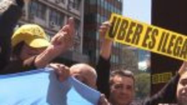 BUENOS AIRES (ARGENTINA), 28/10/2016.- Principales asociaciones de taxistas de Argentina protestan hoy, viernes 28 de octubre de 2016, contra la plataforma Uber en Buenos Aires (Argentina). Las agremoaciones presentaron una solicitud ante la justicia arge