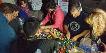 Recolectan tapitas para el Garrahan