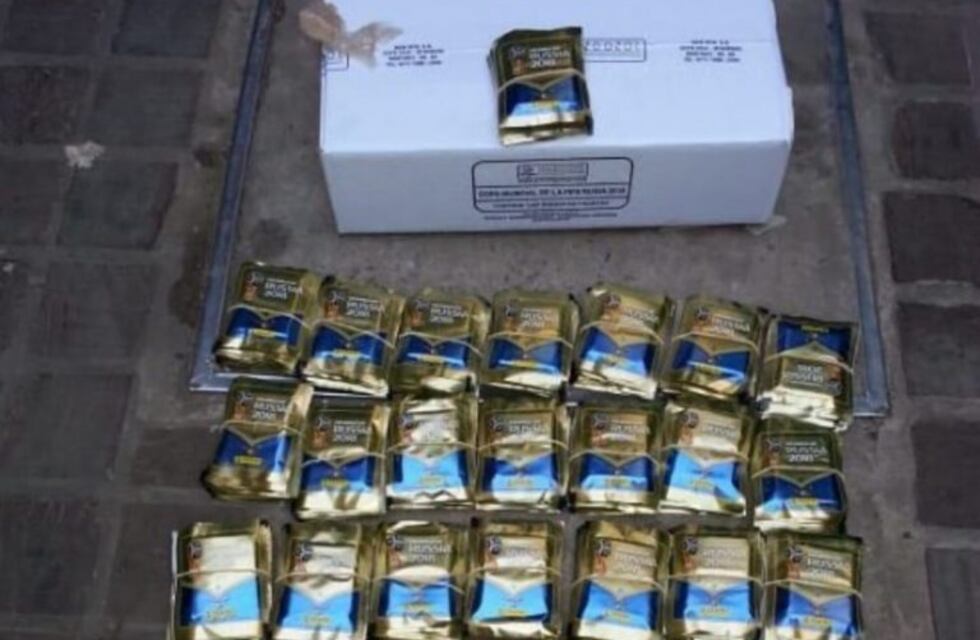 Encontraron tres mil paquetes de figuritas del Mundial robadas