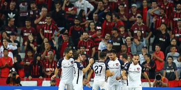 Paulo Diaz (2nd-R) of Argentina's San Lorenzo celebrates upon scoring against Atletico Paranaense during their 2017 Libertadores Cup football match at the Arena da Baixada stadium in Curitiba, Brazil on May 3, 2017. / AFP PHOTO / Heuler Andrey