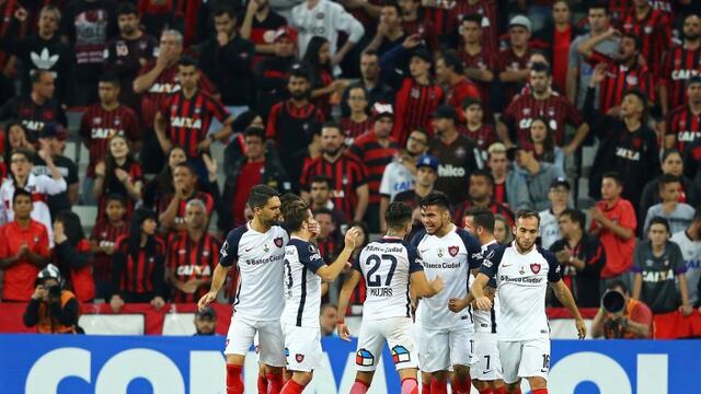 Paulo Diaz (2nd-R) of Argentina's San Lorenzo celebrates upon scoring against Atletico Paranaense during their 2017 Libertadores Cup football match at the Arena da Baixada stadium in Curitiba, Brazil on May 3, 2017. / AFP PHOTO / Heuler Andrey