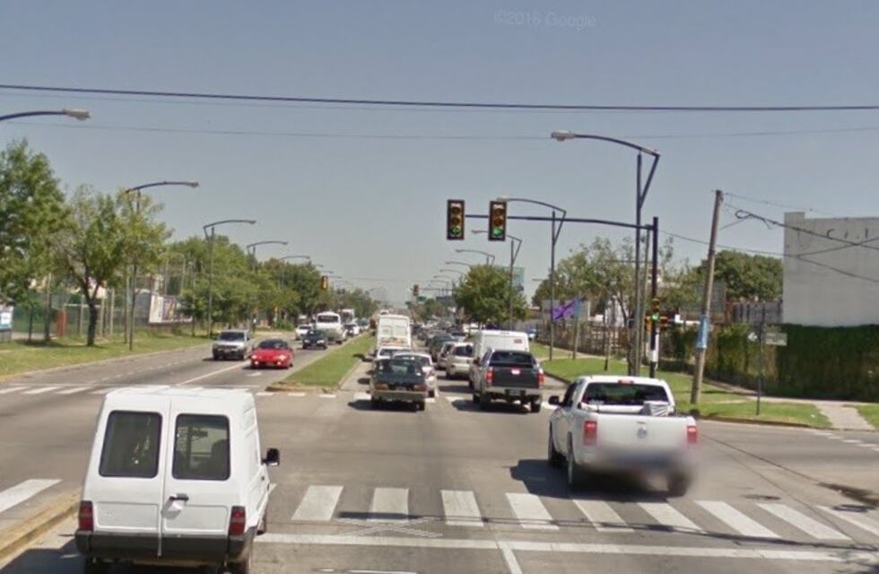 Joven resultó con heridas de gravedad tras choque entre una moto y un auto