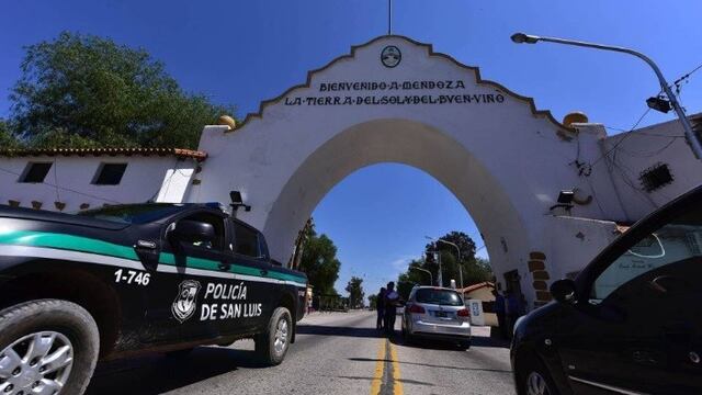 Policu00edas de la Caminera y de Lucha contra el Narcotru00e1fico de San Luis demoraron a cinco mendocinos que llevaban drogas.