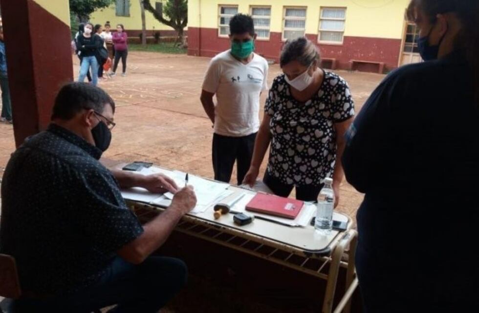 Escuelas con comedores asisten a familias carenciadas con canastas de alimentos