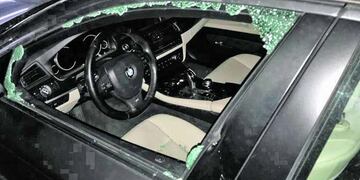 El grupo de personas también aprovechó para destrozarle el auto\u002E